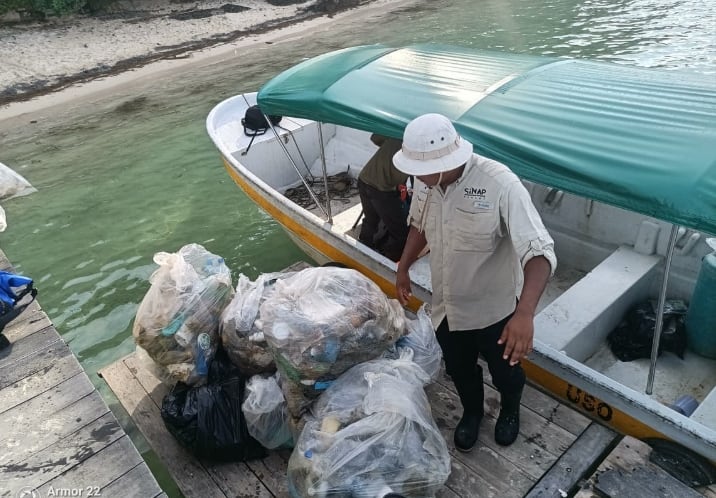 Recolección de plásticos en una de las costas de la ciudad de Panamá por parte de funcionarios del Ministerio de Ambiente. (MiAmbiente)