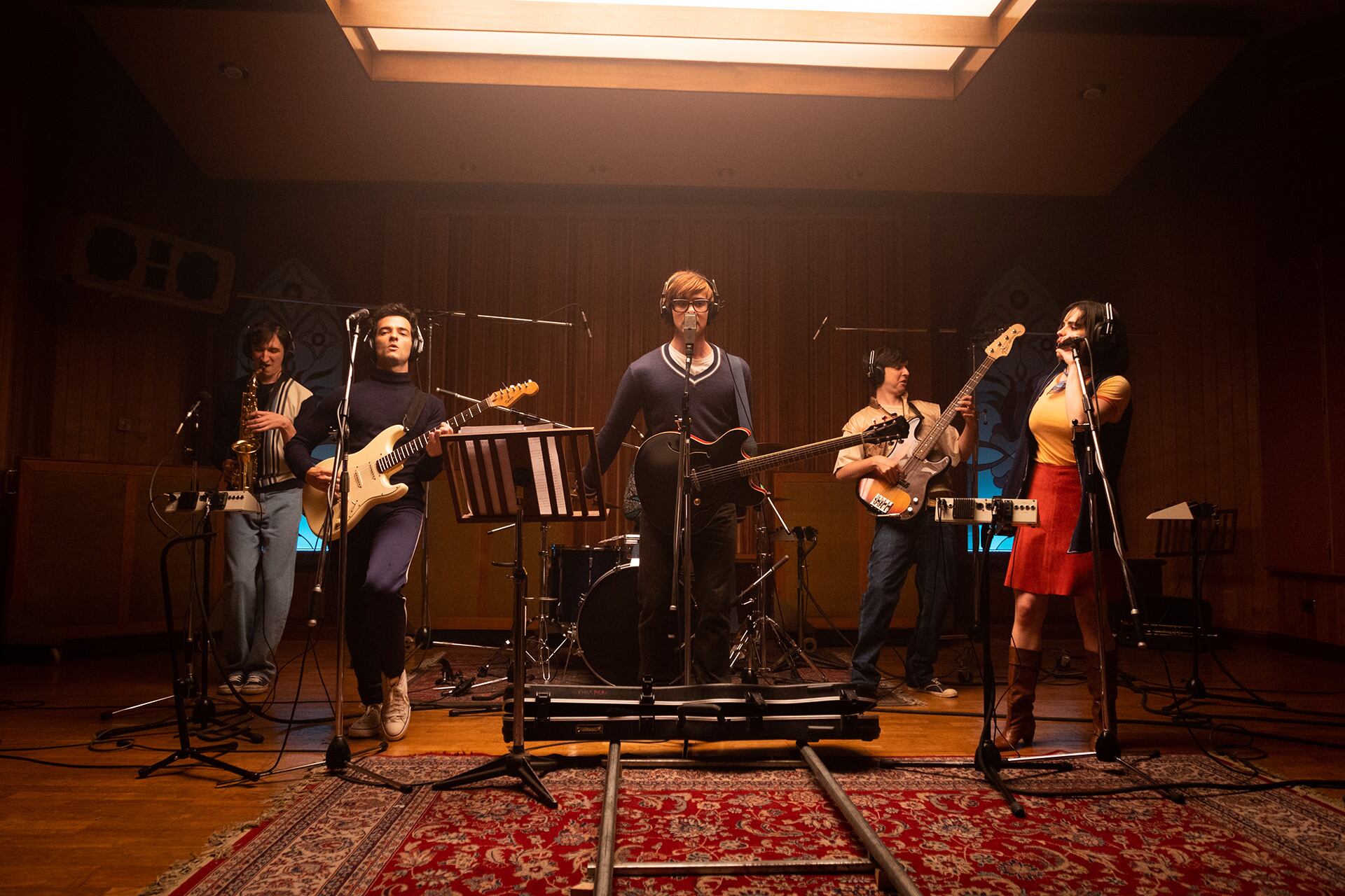 El elenco principal de La Dicha en Movimiento está encabezado por Kevsho, quien asume su primer papel protagónico en cine, acompañado por Ornella D’Elía, Sofía Morandi y Julián Cerati