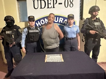 Las autoridades allanaron un negocio de bebidas alcohólicas vinculado a la estructura criminal. (Foto: Policía Nacional)
