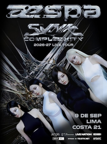 Póster de Aespa con las cuatro integrantes vestidas de blanco y negro, promocionando su gira 'SYNK: COMPLæXITY' y un concierto en Lima