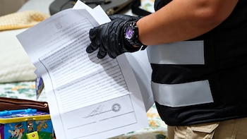 Agentes de la Dirección de Investigación Judicial revisaron documentos encontrados durante la diligencia desarrollada en Cerro Viento, San Miguelito. Cortesía del MP