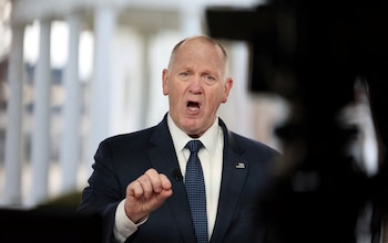 El asesor fronterizo del presidente estadounidense Trump, Tom Homan, habla en directo con un medio de comunicación frente a la Casa Blanca en Washington, D.C., EE. UU., el 7 de marzo de 2025. REUTERS/Leah Millis