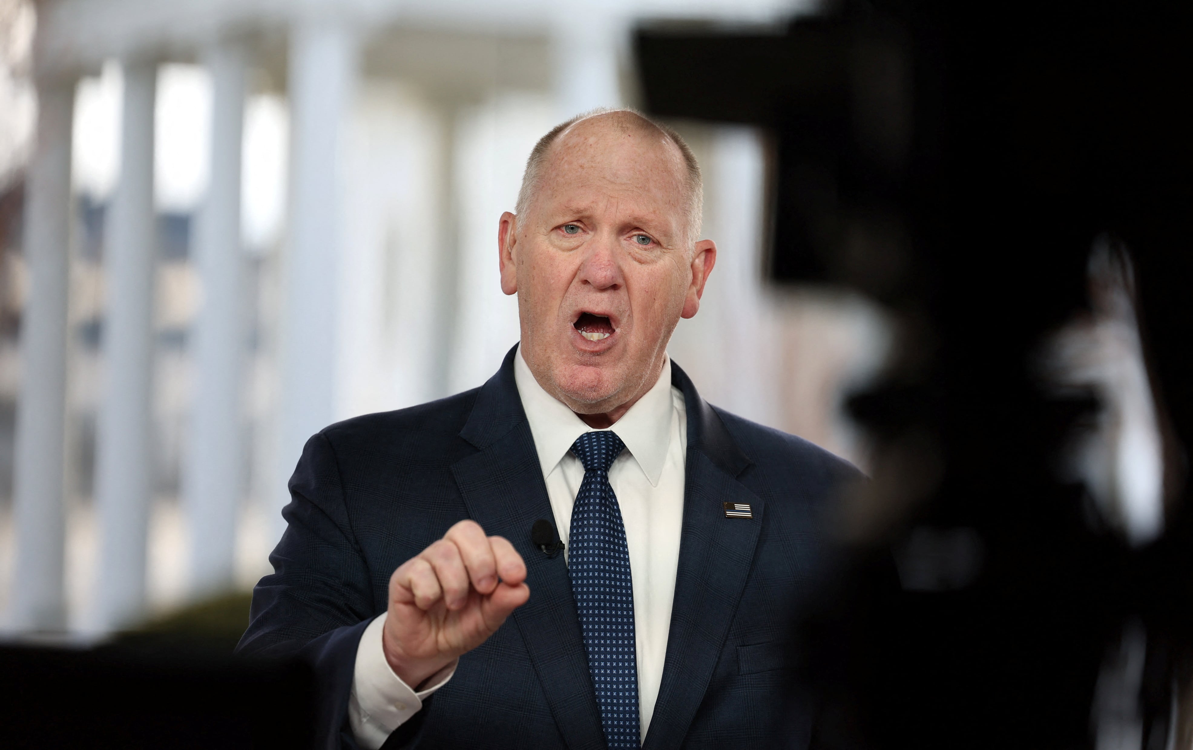 El asesor fronterizo del presidente estadounidense Trump, Tom Homan, habla en directo con un medio de comunicación frente a la Casa Blanca en Washington, D.C., EE. UU., el 7 de marzo de 2025. REUTERS/Leah Millis