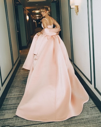 La actriz apostó por el rosa pastel con un vestido de satén de seda, corsetería y cola