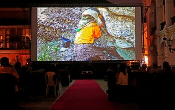 Decenas de personas asisten a