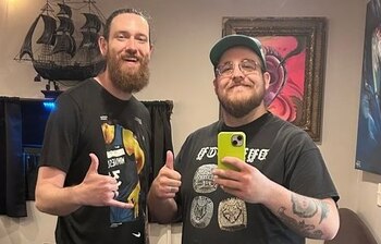 JC Stroebel y Jesse George, han llegando a realizar hasta 50 tatuajes en un solo día durante el fin de semana. (Beloved Studios)
