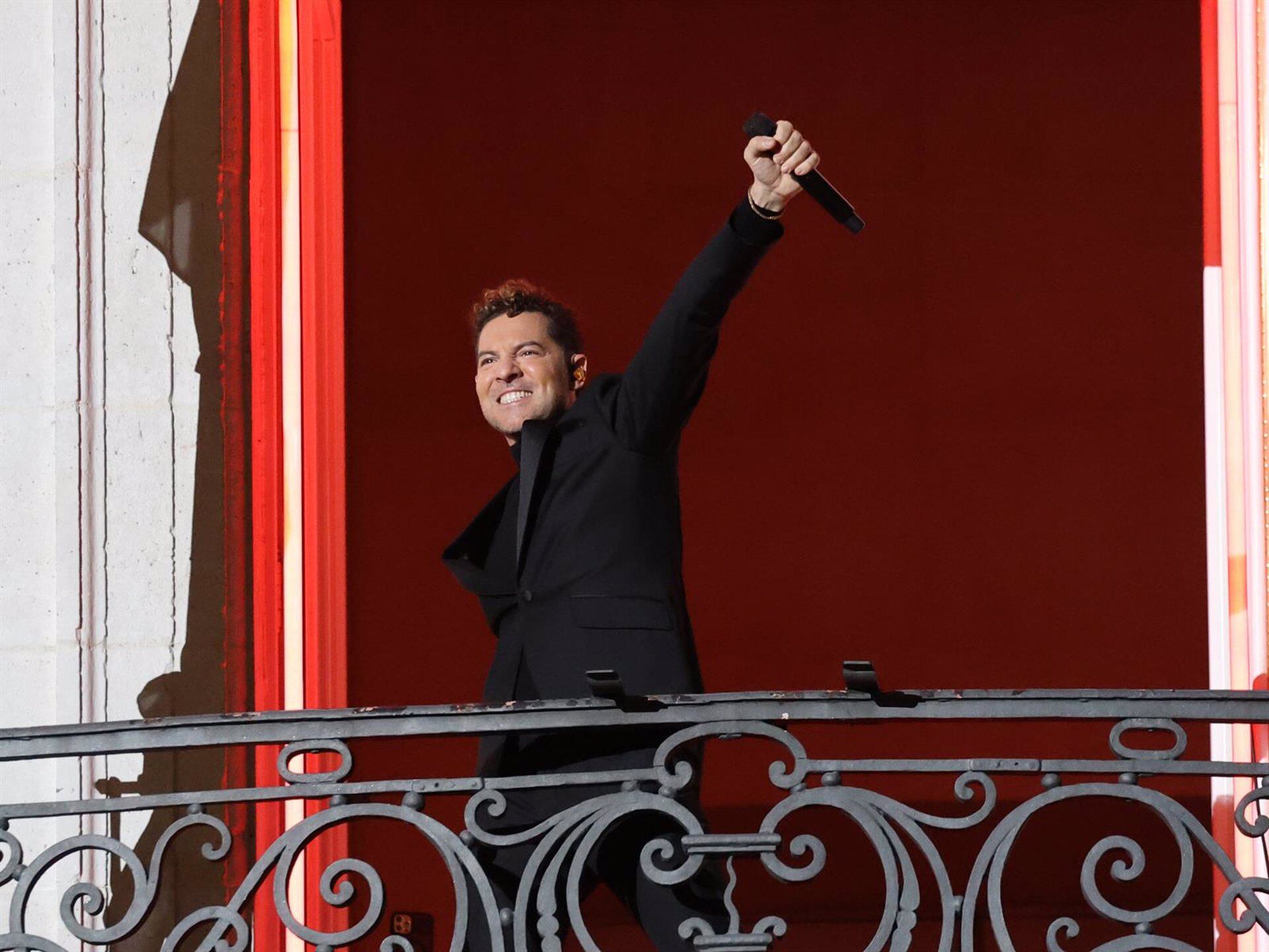 David Bisbal actúa desde el balcón de la Real Casa de Correos, en la Puerta del Sol, para inaugurar