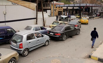 La gente hace cola mientras