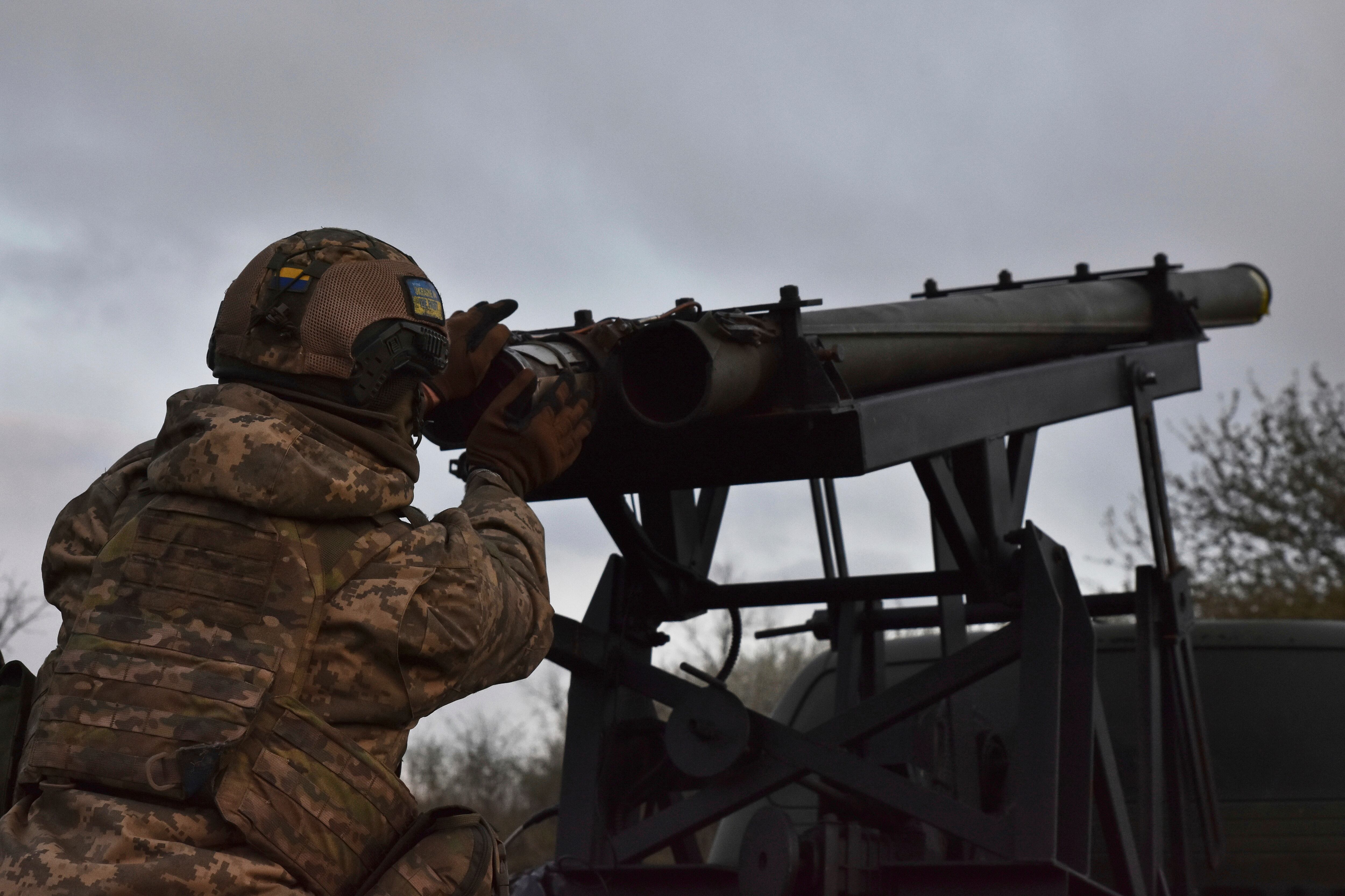 En esta imagen, distribuida por la 65ta Brigada Mecanizada de Ucrania, un soldado ucraniano se prepara para disparar un sistema de lanzamiento múltiple de cohetes desde una camioneta, en la región de Zaporiyia, Ucrania, el 8 de abril de 2025, (Andriy Andriyenko/65ta Brigada Mecanizada de Ucrania vía AP)