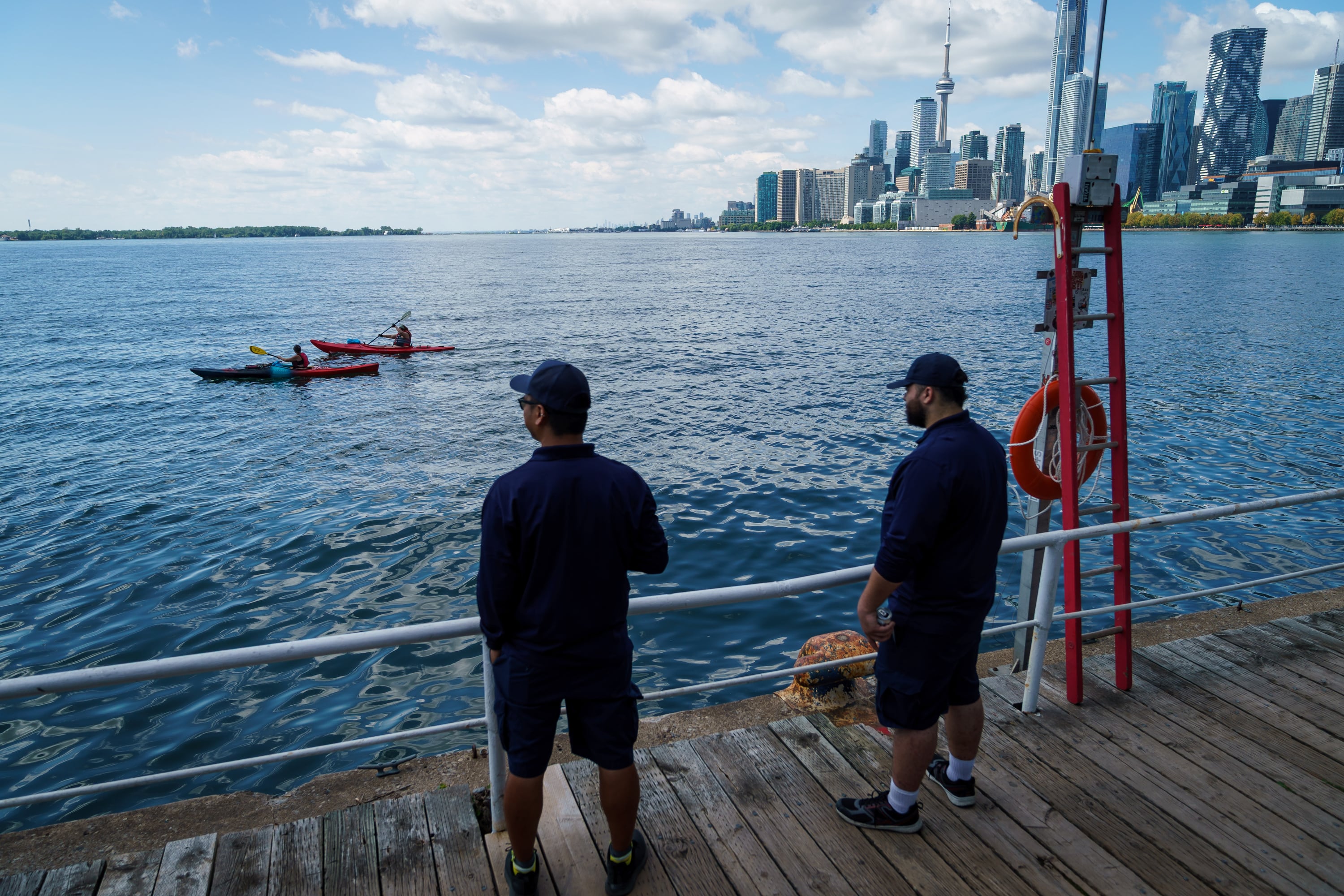 Dos personas miran el lago Ontario y el horizonte de Toronto desde el puerto Toronto en la ciudad del mismo nombre, el martes 25 de agosto de 2026. (Keito Newman/The Canadian Press vía AP)