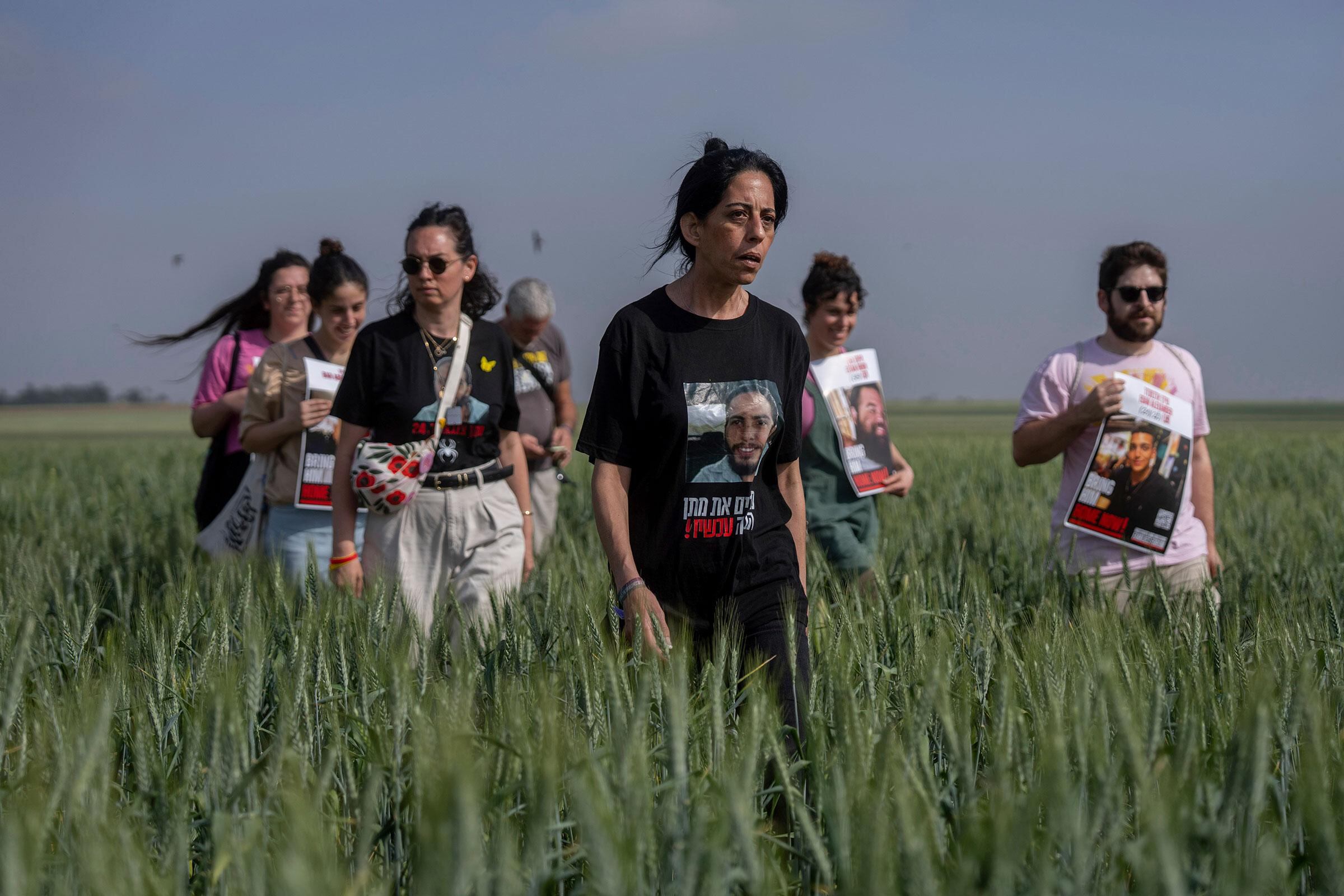 Los familiares de los rehenes retenidos en la Franja de Gaza intentaron acercarse a la frontera de Gaza, escoltados por soldados israelíes, para pedir su liberación y expresar su preocupación por que la reanudación de los combates en Gaza ponga en peligro a sus seres queridos, el 18 de marzo (Ohad Zwigenberg—AP)