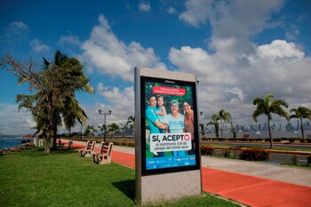 Fotograf�a que muestra una valla publicitaria de la campa�a "S� acepto" hoy, en Ciudad de Panam� (Panam�). EFE/ Bienvenido Velasco