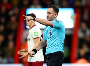 Chris Kavanagh será el juez central del duelo entre Liverpool y Nottingham Forest - crédito Andrew Boyers / REUTERS