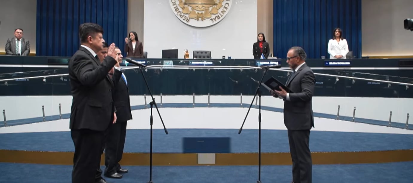 Tras la elección se realizó el acto protocolario, que consiste en la toma de protesta y el compromiso con la Constitución salvadoreña./(Asamblea Legislativa)