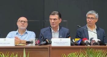 21/08/2026 El presidente de Bolivia, Rodrigo Paz, y a su izquierda, el exministro de Economía José Gabriel Espinoza.
El presidente de Bolivia, Rodrigo Paz, ha destituido este viernes al ministro de Economía, José Gabriel Espinoza, tras ser censurado días antes por la Asamblea Legislativa, y ha nombrado en su lugar de forma interina al ministro Desarrollo Productivo, Rural y Agua, Óscar Mario Justiniano, que llevará así las dos carteras temporalmente.
POLITICA
JOSÉ GABRIEL ESPINOZA EN X