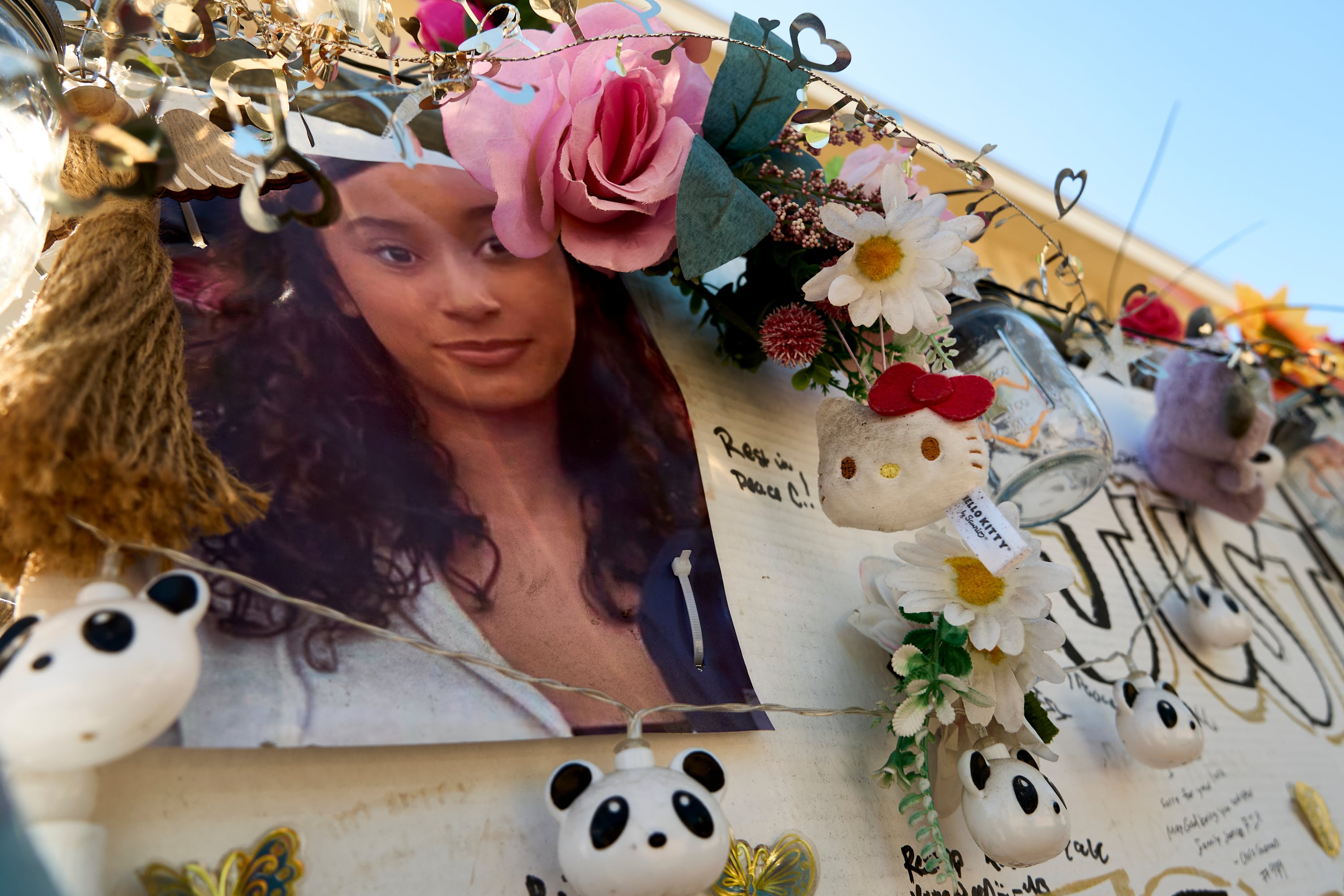 ARCHIVO - Una ofrenda en honor a Celeste Rivas Hernández, cuyo cuerpo fue hallado dentro de un vehículo propiedad del cantante D4vd, frente a su domicilio en Lake Elsinore, California, el 21 de abril de 2026. (Foto AP/Damian Dovarganes, archivo)