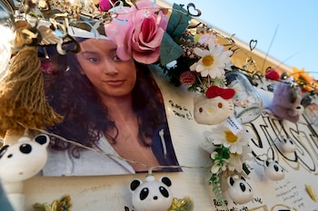 La fiscalía sostiene que el cantante abusó sexualmente de Rivas Hernández cuando ella tenía 13 años y él 18, y que la mató cuando ella amenazó con revelar la relación (Foto AP/Damian Dovarganes, archivo)