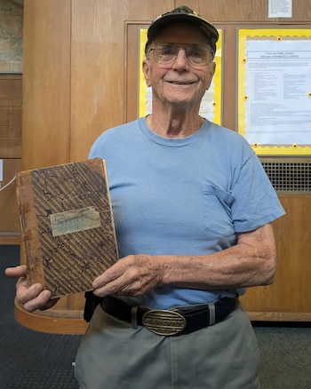 John Hanson, un vecino de 84 años de Barrington, devolvió la revista a la biblioteca de New Hampshire (Crédito: Biblioteca Pública de Concord)