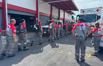 Integrantes de la Cruz Roja Costarricense se preparan para abordar el vuelo humanitario hacia Venezuela en el Aeropuerto Juan Santamaría. Crédito: Cruz Roja Costarricense