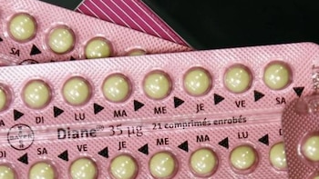 Primer plano de un blíster de píldoras anticonceptivas orales combinadas Diane-35. Se ven pastillas redondas de color verde claro y las indicaciones de los días