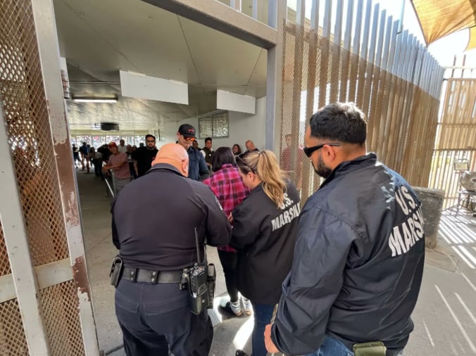 Más de un mes después del crimen, las autoridades de Baja California localizaron a la acusada en un hotel de Mexicali y la entregaron a agentes federales estadounidenses (U.S. Marshals)