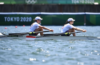 Valentina Cavallar y su compañera Louisa Altenhuber durante los JJOO de Tokio 2020 (REUTERS/Piroschka Van De Wouw)