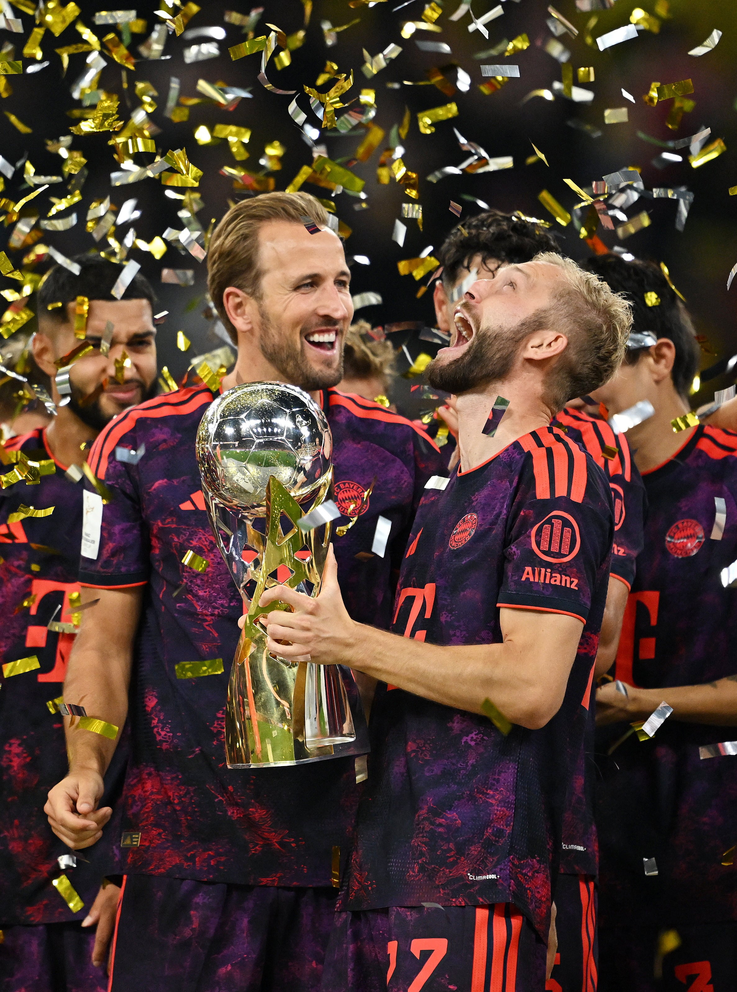 Konrad Laimer, del Bayern Múnich, levanta el trofeo junto a Harry Kane y sus compañeros tras ganar la final de la Supercopa DFL-crédito Teresa Kroeger/REUTERS