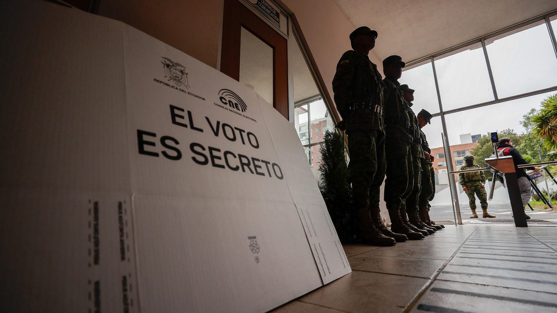 Ecuador decide en referéndum si desea una nueva Constitución y bases militares extranjeras, entre otros temas (EFE/José Jácome)