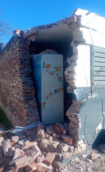 Córdoba: un colectivero perdió el control del vehículo, chocó contra un centro vecinal y derrumbó una de las paredes