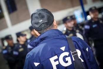 Las autoridades detectaron un aumento de fraudes y estafas migratorias relacionados con videos y mensajes engañosos sobre visas de trabajo a Estados Unidos. (Cortesía: FGR)