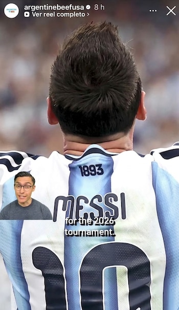 Lionel Messi de espaldas con la camiseta de la selección argentina de fútbol