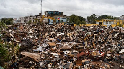 La ciudad de Porto Alegre cumple un mes inundada mientras retira miles de toneladas de basura de las calles