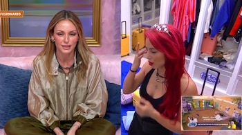Pantalla dividida con mujer rubia sentada en sofá rosa y mujer pelirroja en vestidor con maletas. Se ve un mapa en una pantalla pequeña.