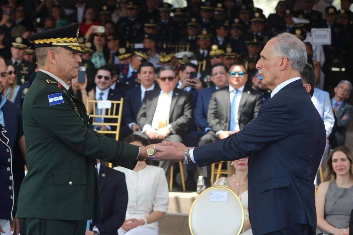 Un total de siete coroneles fueron promovidos al grado inmediato superior y se reconoció la trayectoria de oficiales de Ejército, Fuerza Aérea y Fuerza Naval. (Foto Cortesía: FFAA)
