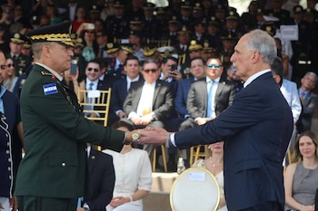 Un total de siete coroneles fueron promovidos al grado inmediato superior y se reconoció la trayectoria de oficiales de Ejército, Fuerza Aérea y Fuerza Naval. (Foto Cortesía: FFAA)