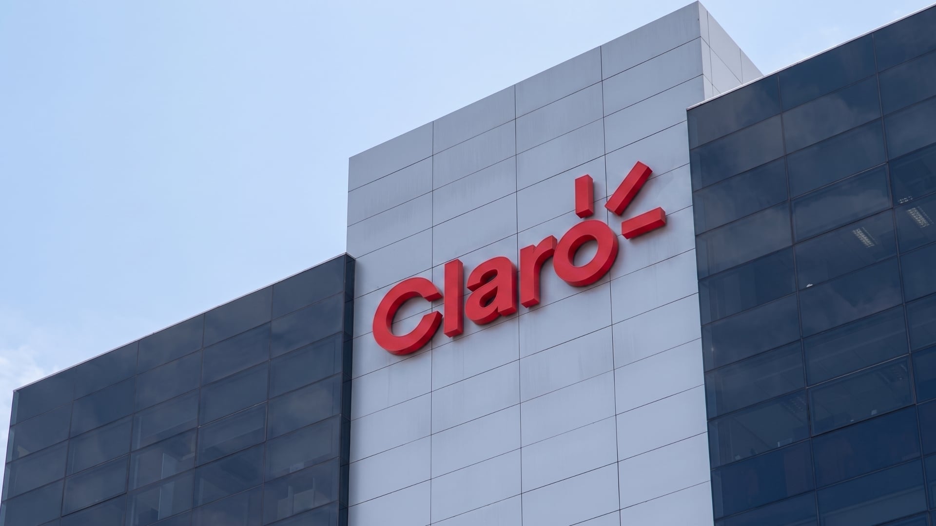 Claro avanza en Perú: compra Wow y apuesta fuerte por la fibra óptica