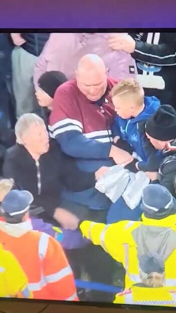 La pelea menos esperada: una abuela y un niño lucharon por una camiseta del Newcastle