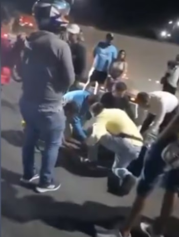 Otra persona más resultó gravemente herida y tuvo que ser traslada rápidamente a un centro médico, donde permanece internada. Por su parte, los demás jóvenes huyeron del sitio una vez se presentó el triste accidente - crédito Colombia Oscura