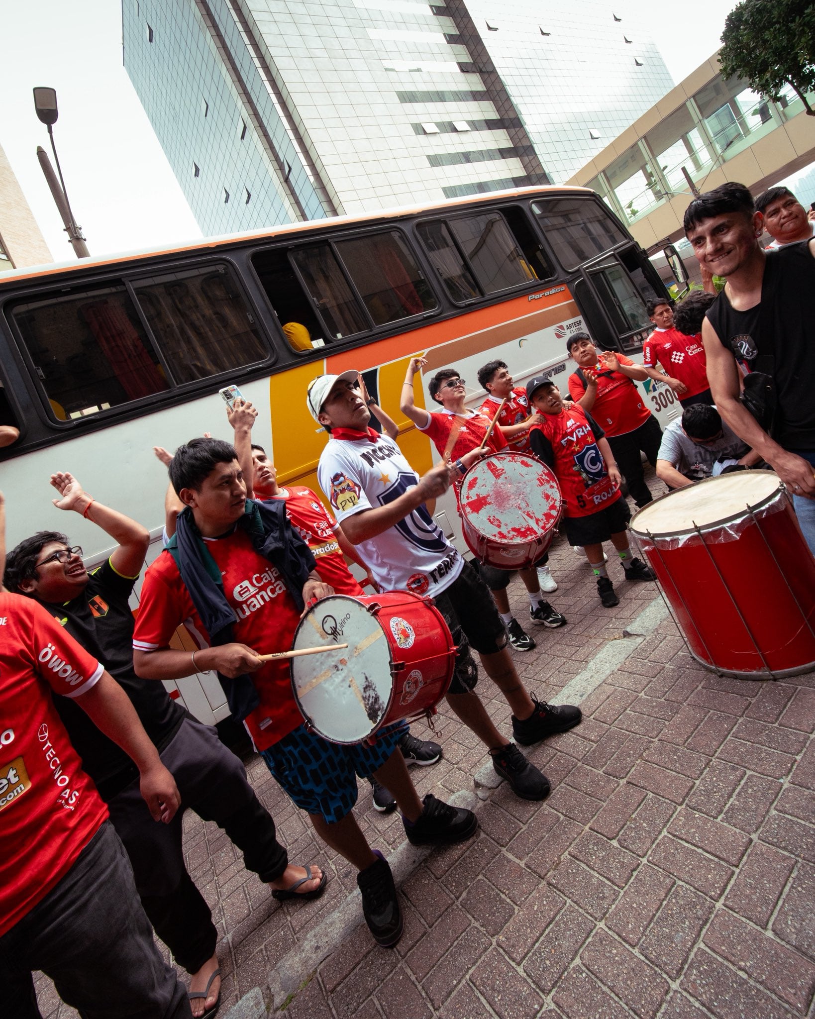 Un grupo de seguidores del club peruano Cienciano toca tambores y canta en las calles de Río de Janeiro previo al partido frente a Botafogo por la Copa Sudamericana. (@Club_Cienciano)