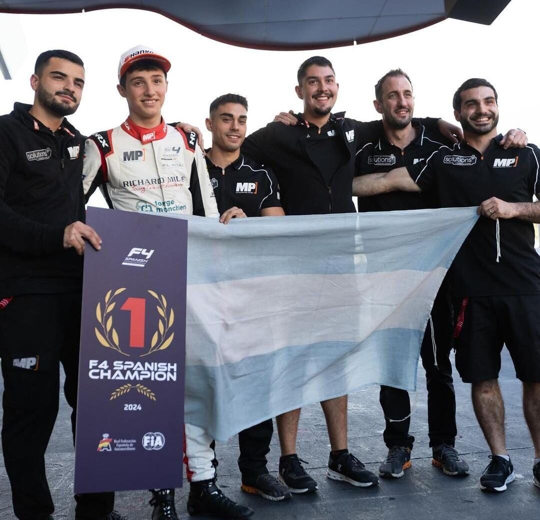 Luciendo la bandera argentina en la consagración del título de la Fórmula 4 Española el año pasado