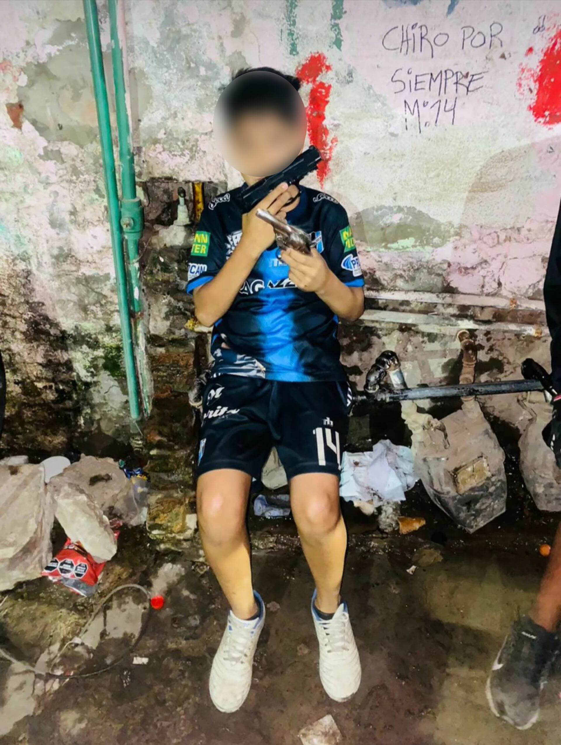 El chico de 12 años posando para la cámara con armas de fuego (Gentileza Primer Plano Online)