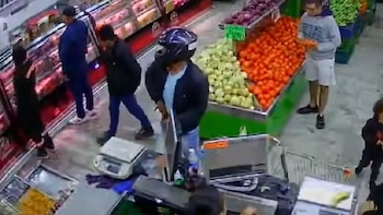 El atacante disparó varias veces en contra del administración de la sección de venta de carnes en la localidad de Bosa - crédito Captura de pantalla del video de seguridad