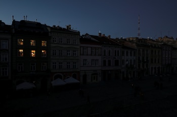 La ciudad de Lviv se quedó sin electricidad tras el ataque ruso (REUTERS/Roman Baluk)