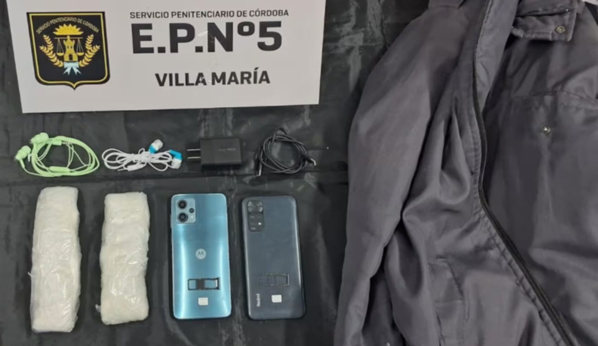 Los dos envoltorios de estupefacientes y los dos celulares que el efectivo penitenciario intentó ingresar en el penal de Villa María (El Doce.tv)