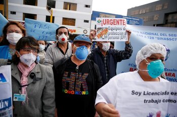 Imagen de archivo de funcionarios de la salud en medio de una protesta ante la falta de equipos frente al Hospital Nacional Edgardo Rebagliati Martins, en medio del brote de coronavirus, en Lima, Perú, Junio 17, 2020. REUTERS/Sebastian Castañeda. NO REVENTA. NO ARCHIVOS