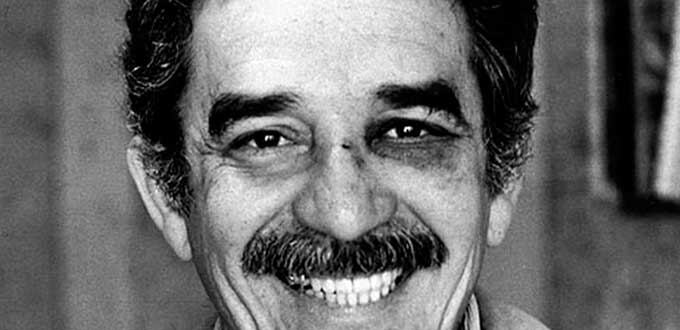 Gabriel García Márquez fotografiado por Rodrigo Moya luego de recibir un golpe de su amigo Mario Vargas Llosa. Foto: archivo.