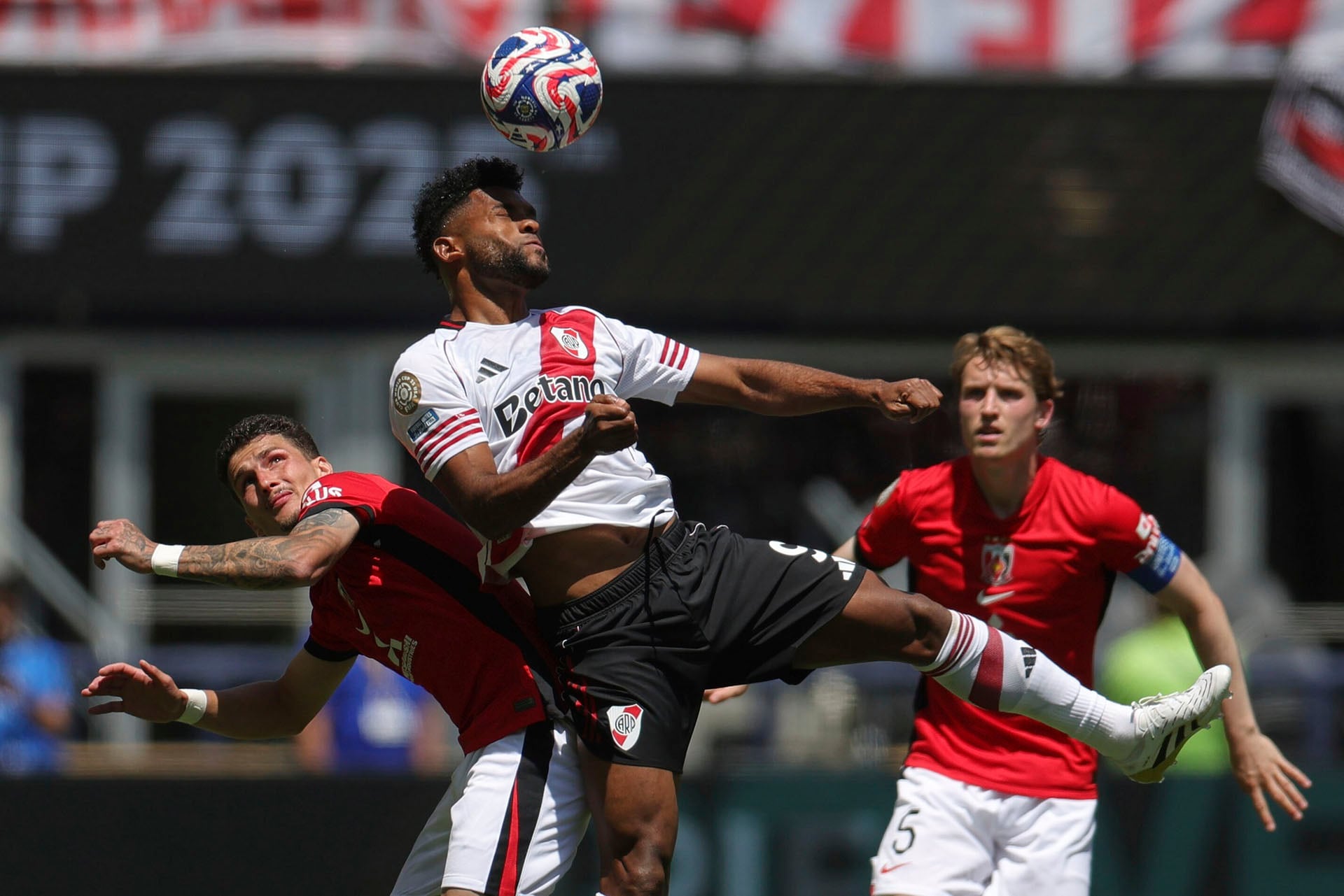 Matheus Savio y Miguel Borja disputando una pelota - crédito Ryan Sun / AP Photo