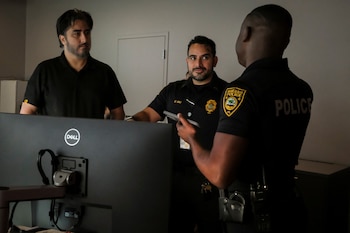 La Operation Red Card en Broward terminó con siete arrestos y el rescate de 10 víctimas, entre ellas una adolescente que volvió con su familia (REUTERS/Marco Bello)