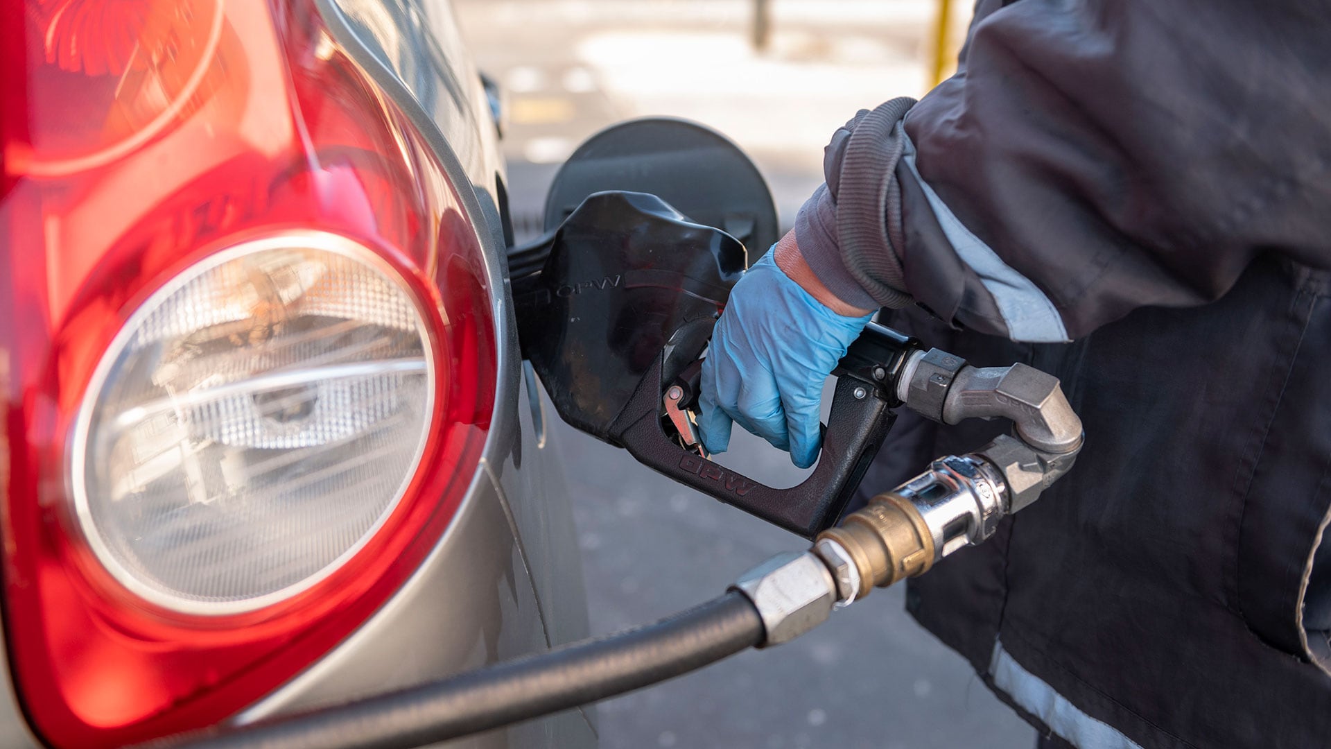 Economía y Energía destacó que el ajuste parcial implicó en enero un aumento de $18,4 por litro de nafta y $16 pesos por litro de gasoil