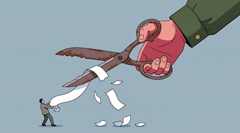 Una mano de gran tamaño corta una tira de papel con tijeras oxidadas frente a un hombre diminuto con traje que sujeta el extremo.